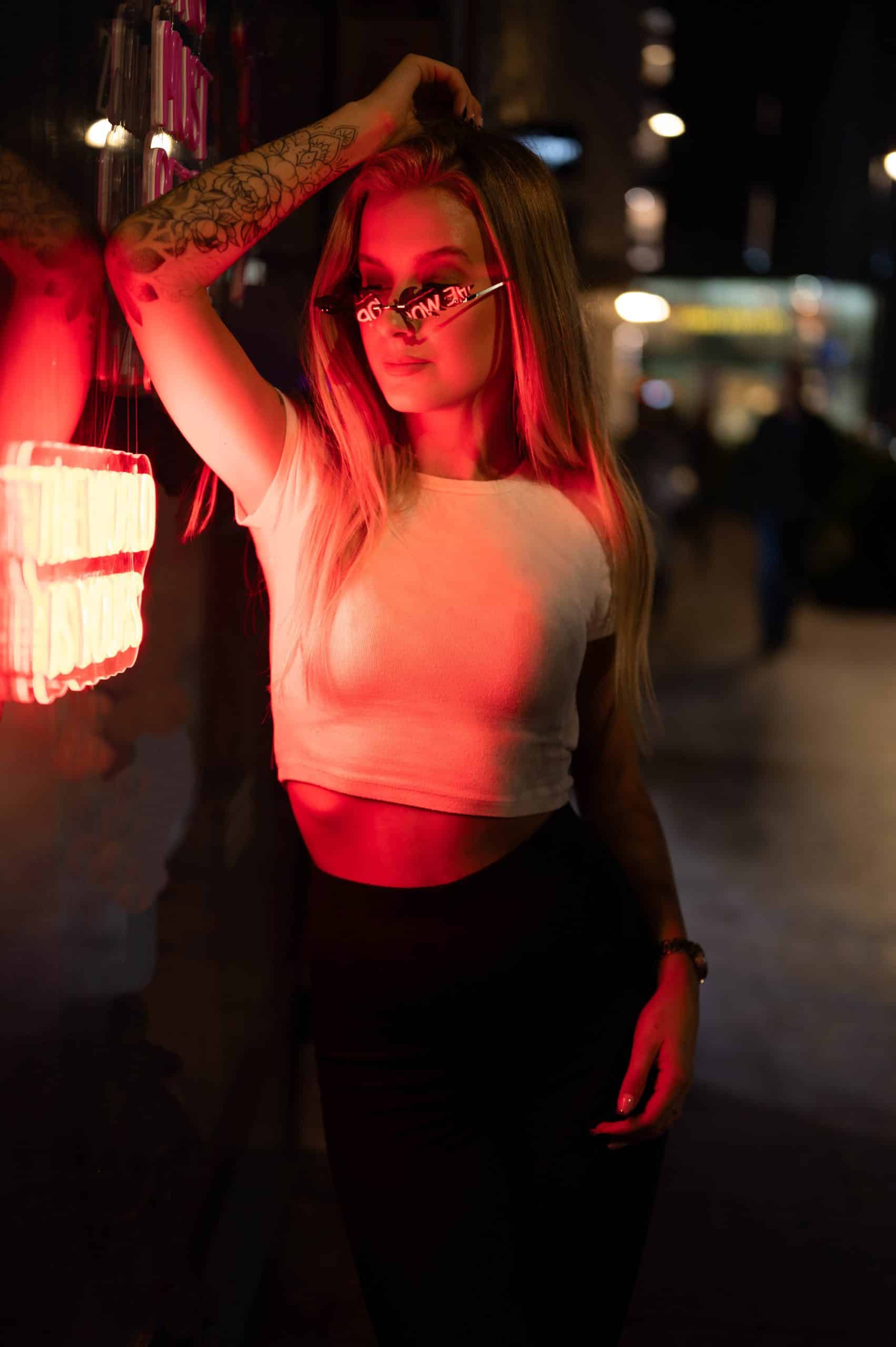 dobry-fotograf-warszawa-sesja-zdjeciowa-kobieca-nocna-neonowa