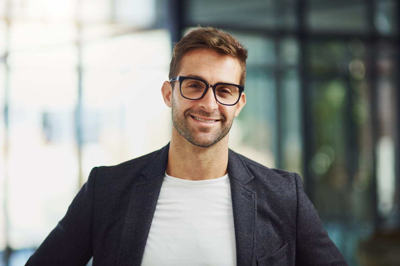 Idealne zdjęcie profilowe na Tinderze męski styl i szczery uśmiech