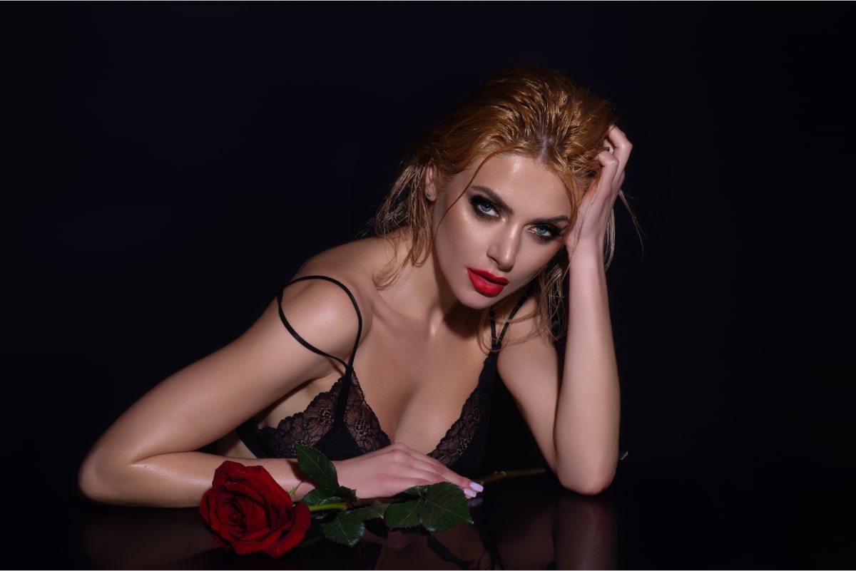 Makijaż do sesji sensualnej – kobieta w czarnej bieliźnie