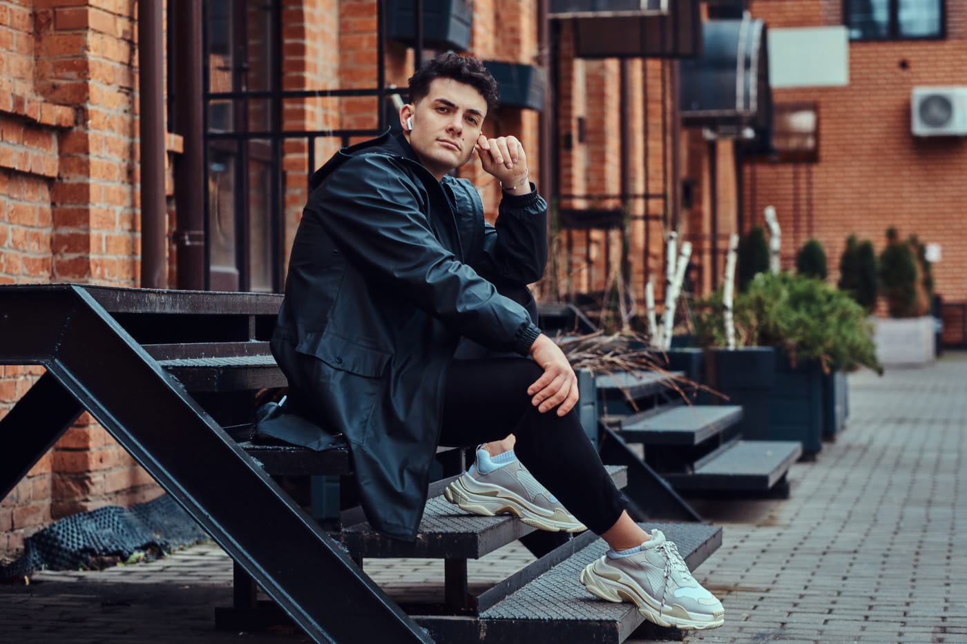 Męska sesja streetwear w industrialnym klimacie w Warszawie