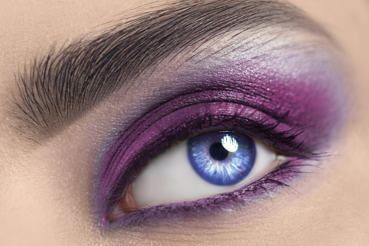 Zmysłowe fioletowe smoky eyes – makijaż oka