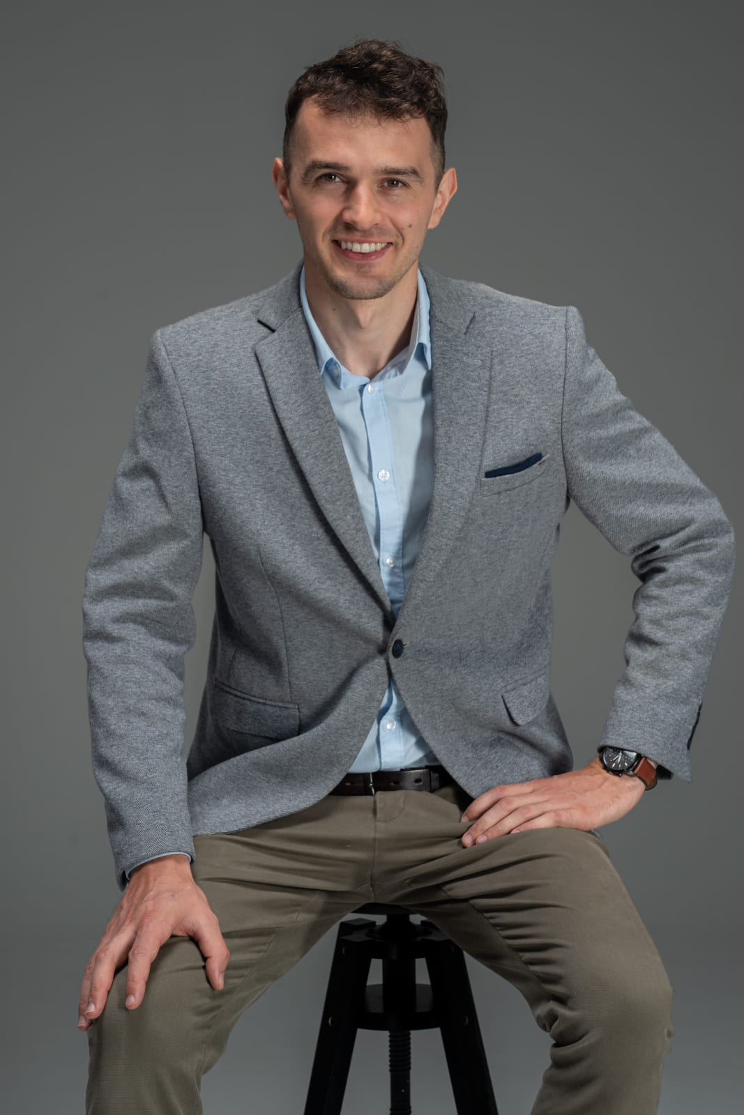 meska-sesja-zdjeciowa-warszawa-studio-jednolite-tlo