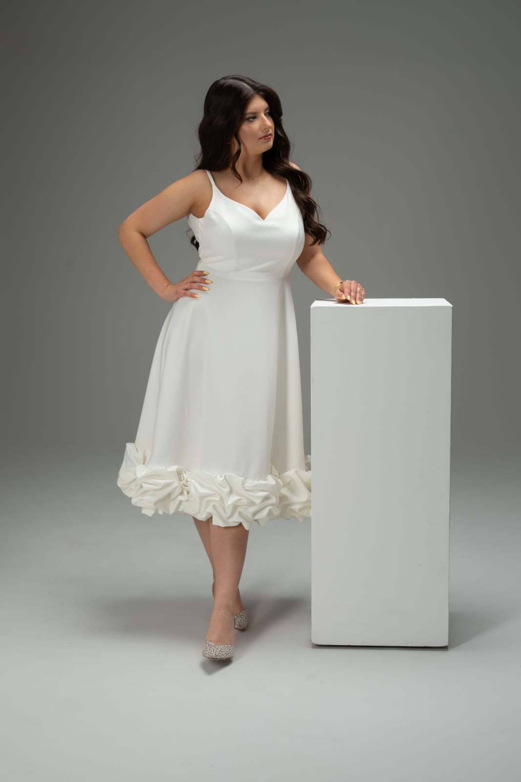 sesja-kobieca-warszawa-studio-biale-tlo-slupek